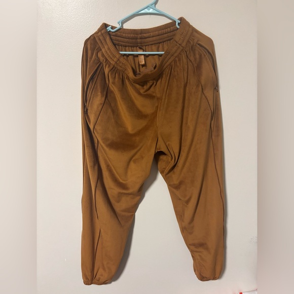 SKIMS Velour 3 Piece Matching Jogger Set - Picture 4 of 6